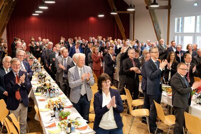 Mit langem, stehendem Applaus würdigten die Festgäste in der Bürgerscheune das Lebenswerk des früheren Saerbecker Bürgermeisters Wilfried Roos, der in einem Festakt das Bundesverdienstkreuz erhielt sowie zum Ehrenbürger und Ehrenbürgermeister Saerbeck ernannt wurde.