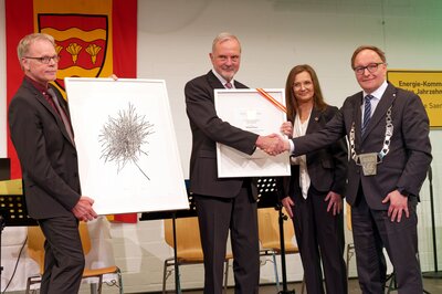 Die Gemeinde Saerbeck verlieh ihrem früheren Bürgermeister Wilfried Roos (2. von links) die Ehrenbürgerwürde und den Titel Ehrenbürgermeister. Urkunde und Ehrengabe überreichen hier (von rechts) Bürgermeister Dr. Tobias Lehberg, die stellvertretende Bürgermeisterin Monika Schmidt und der stellvertretende Bürgermeister Felix Wannigmann.