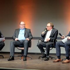 Lockerer Plausch zu Eröffnung mit (von links) Moderator Oli Materlik, Florian Bücker (Vorsitzender des Sportausschusses), Dr. Tobias Lehberg (Bürgermeister) und Sidekick-Moderator Michael Muth.